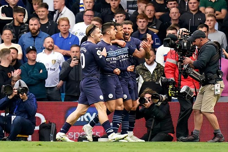 队与赛后拥 队与赛后拥